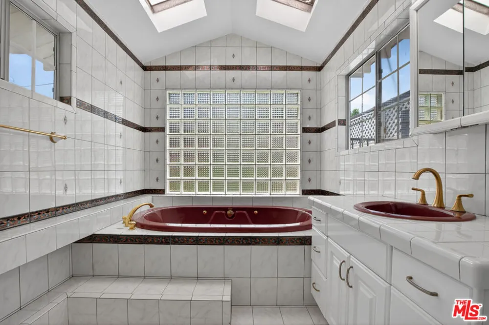 23036 Victory Boulevard Woodland Hills, CA 91367