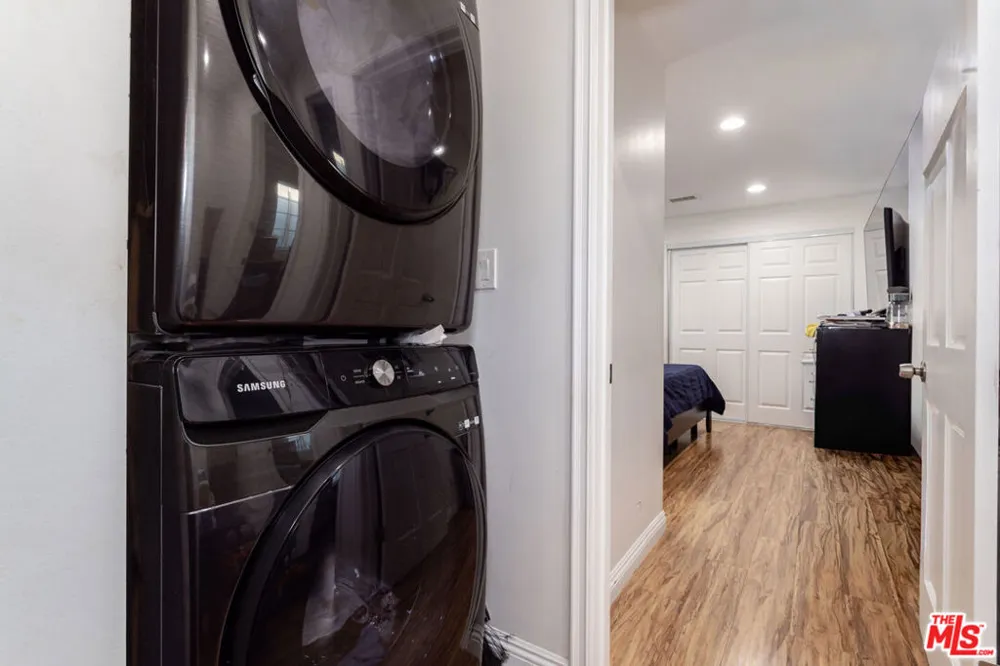 23036 Victory Boulevard Woodland Hills, CA 91367