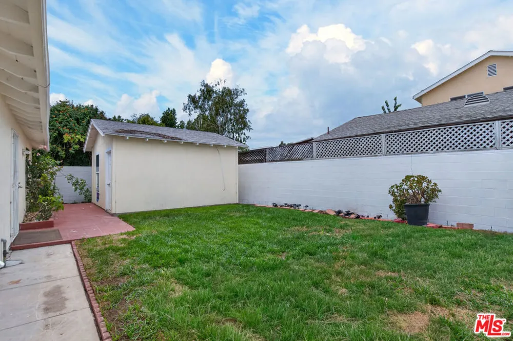 23036 Victory Boulevard Woodland Hills, CA 91367