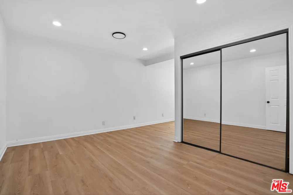23036 Victory Boulevard Woodland Hills, CA 91367