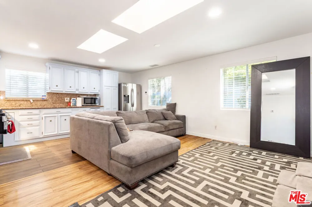 23036 Victory Boulevard Woodland Hills, CA 91367