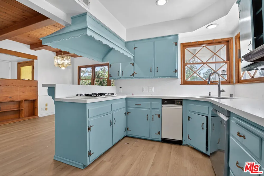 23036 Victory Boulevard Woodland Hills, CA 91367