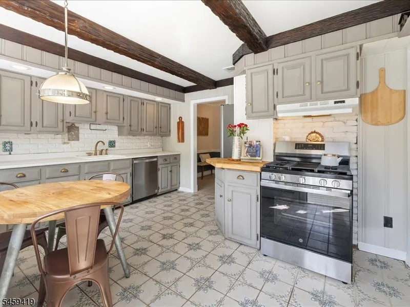 30 Laurel Dr Wayne, NJ 07470