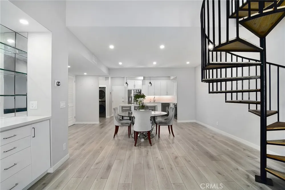 5216 Yarmouth Avenue #307 Encino, CA 91316