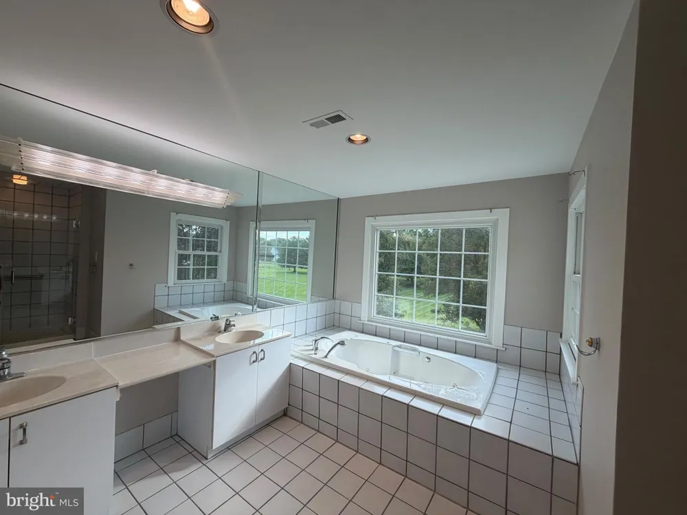 25 SANDTRAP CIRCLE Warminster, PA 18974