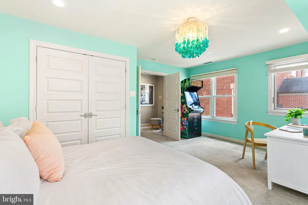 212 S 24TH STREET #2406 Philadelphia, PA 19103