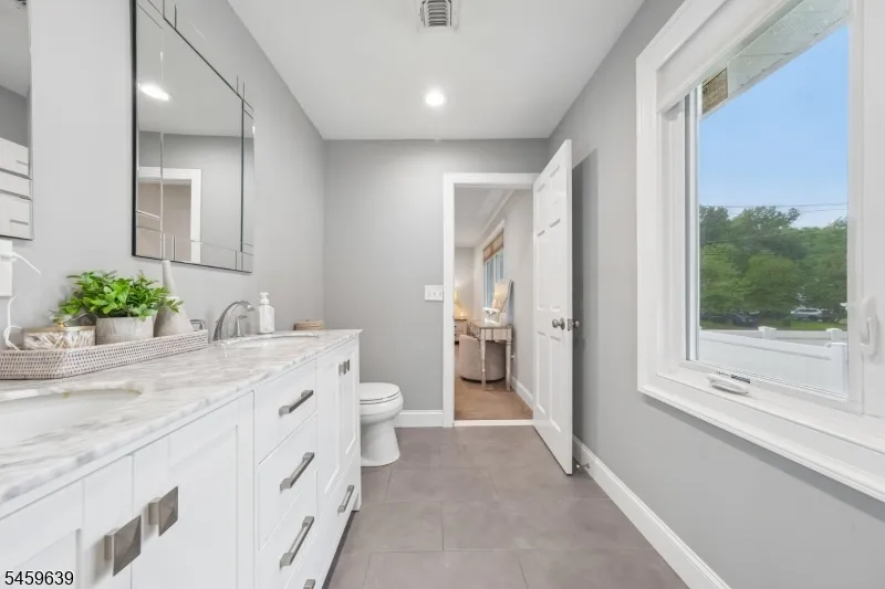 41 Carlos Dr Fairfield, NJ 07004