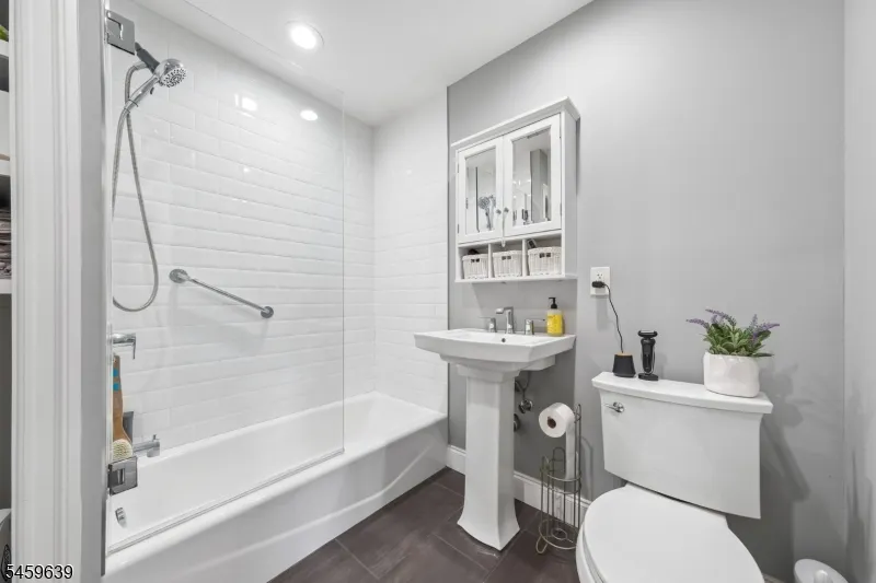 41 Carlos Dr Fairfield, NJ 07004