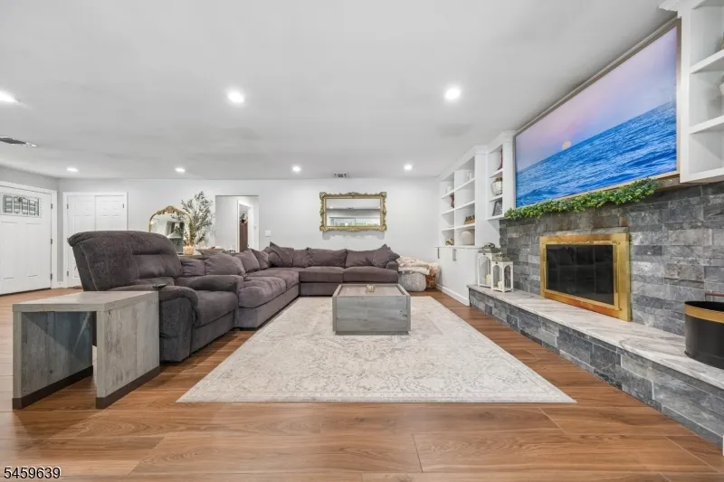 41 Carlos Dr Fairfield, NJ 07004