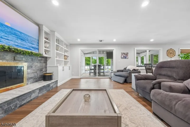 41 Carlos Dr Fairfield, NJ 07004