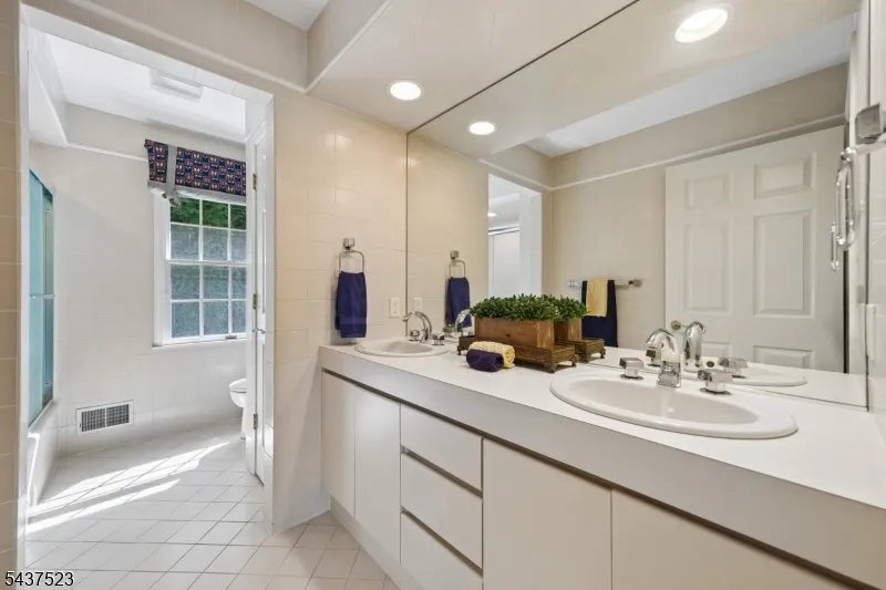 22 Trails End Ct Westfield Town, NJ 07090