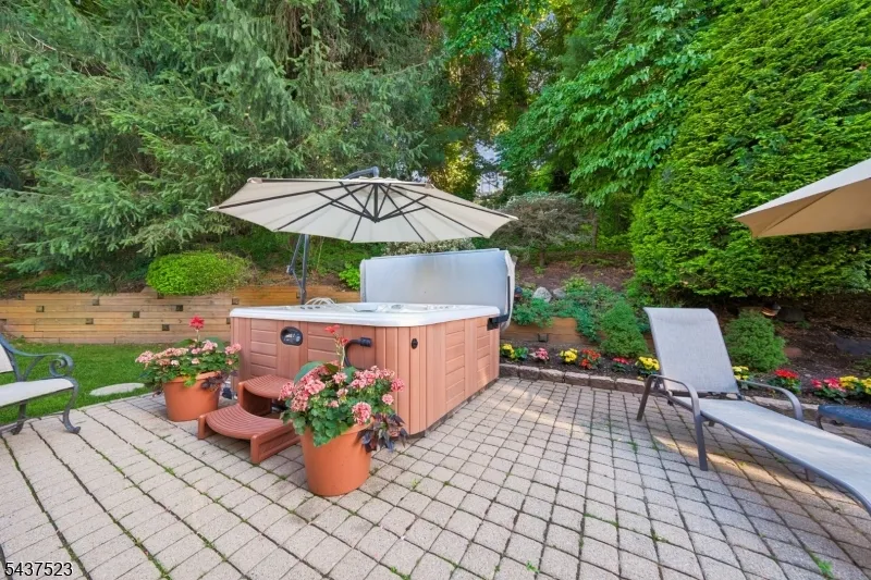 22 Trails End Ct Westfield Town, NJ 07090