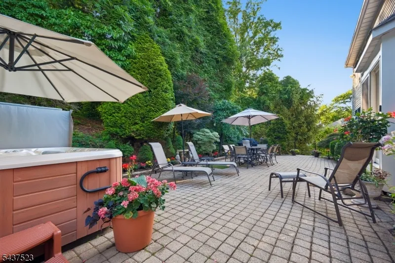 22 Trails End Ct Westfield Town, NJ 07090