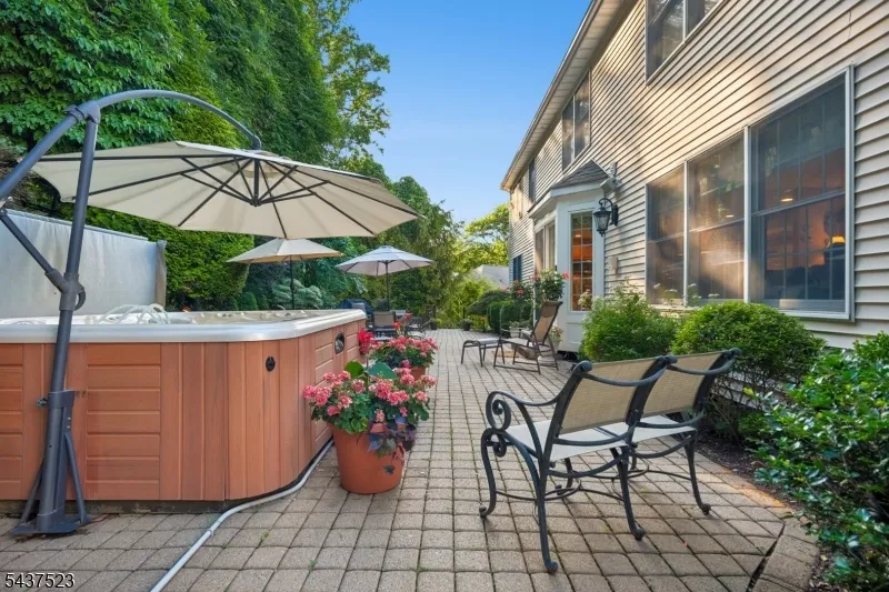 22 Trails End Ct Westfield Town, NJ 07090