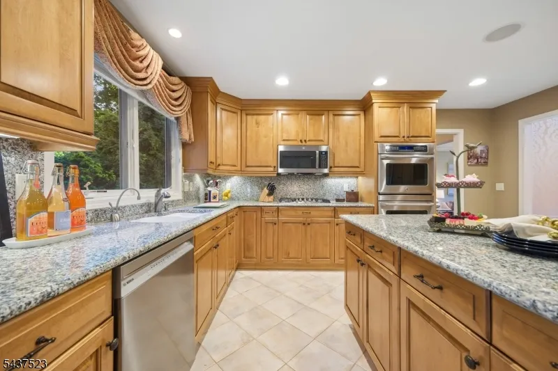 22 Trails End Ct Westfield Town, NJ 07090
