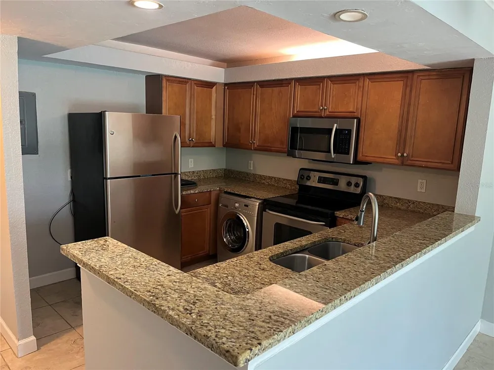 2740 COCONUT BAY LN LANE #3310 (3J) Sarasota, FL 34237