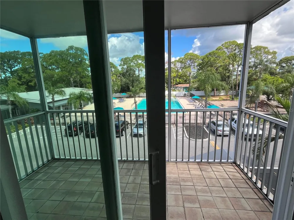 2740 COCONUT BAY LN LANE #3310 (3J) Sarasota, FL 34237