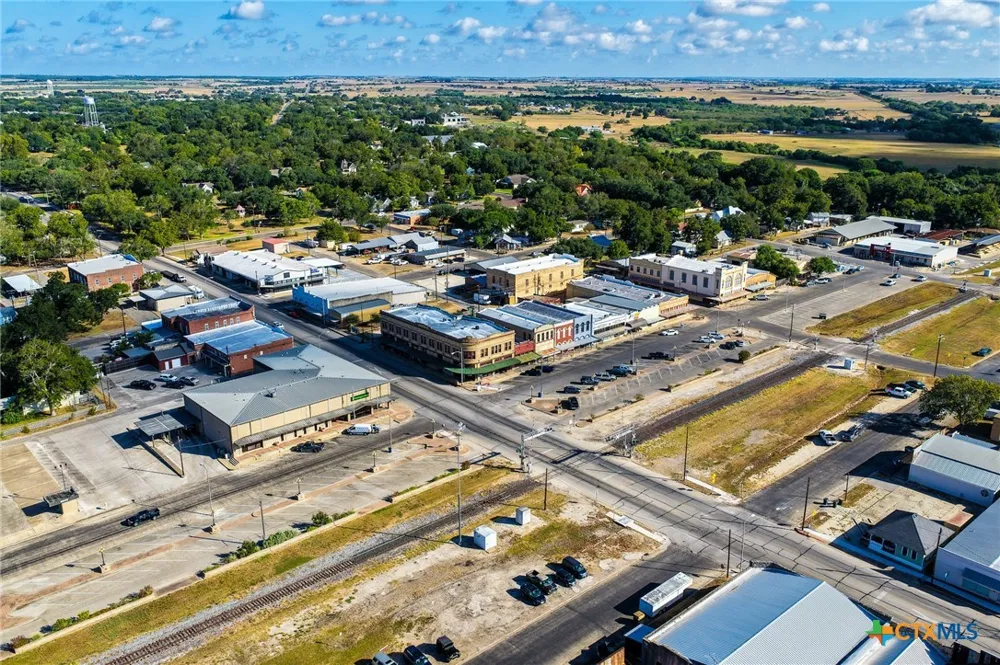 111 E 7th Street Shiner, TX 77984