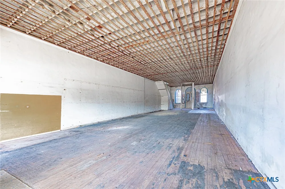 111 E 7th Street Shiner, TX 77984