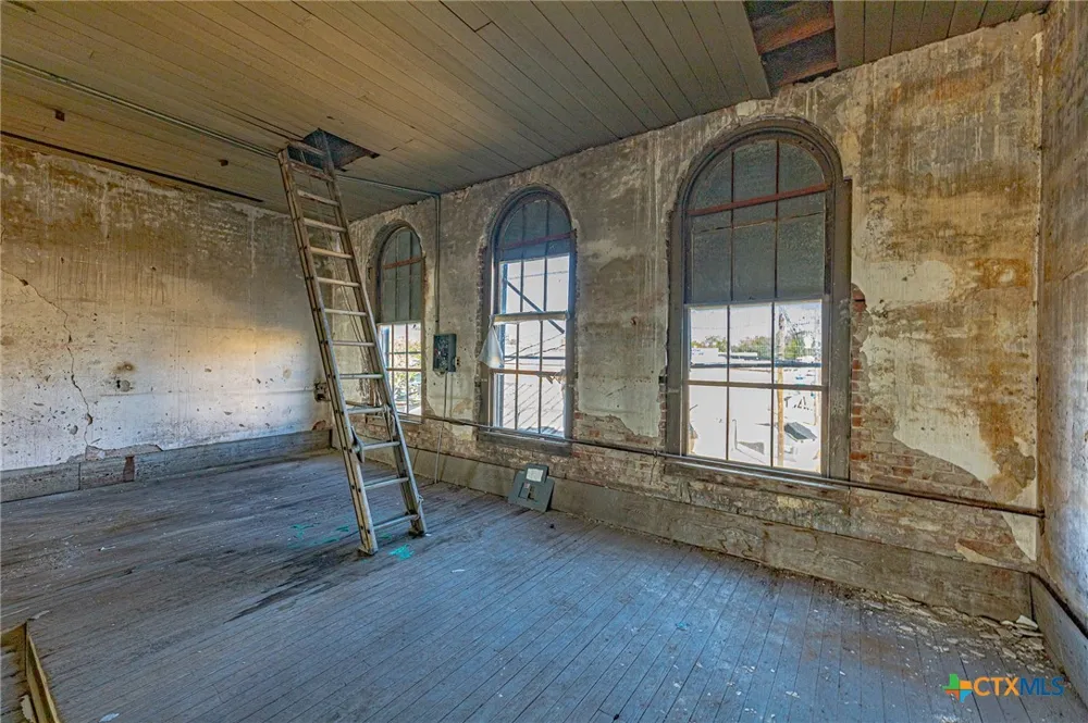111 E 7th Street Shiner, TX 77984