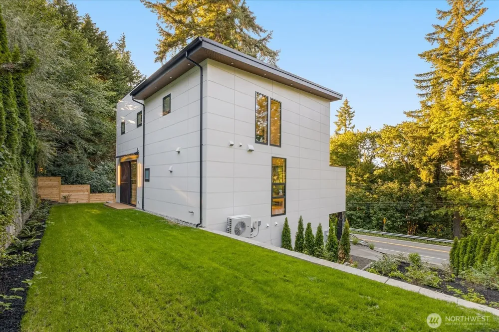 16127 SE 44th Way Bellevue, WA 98006