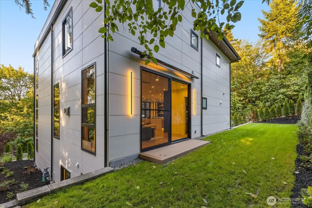 16127 SE 44th Way Bellevue, WA 98006