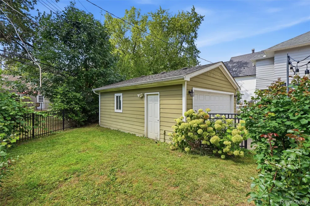 1223 Greenleaf Drive Royal Oak City, MI 48067