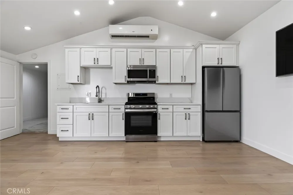 13214 Stagg Street North Hollywood, CA 91605