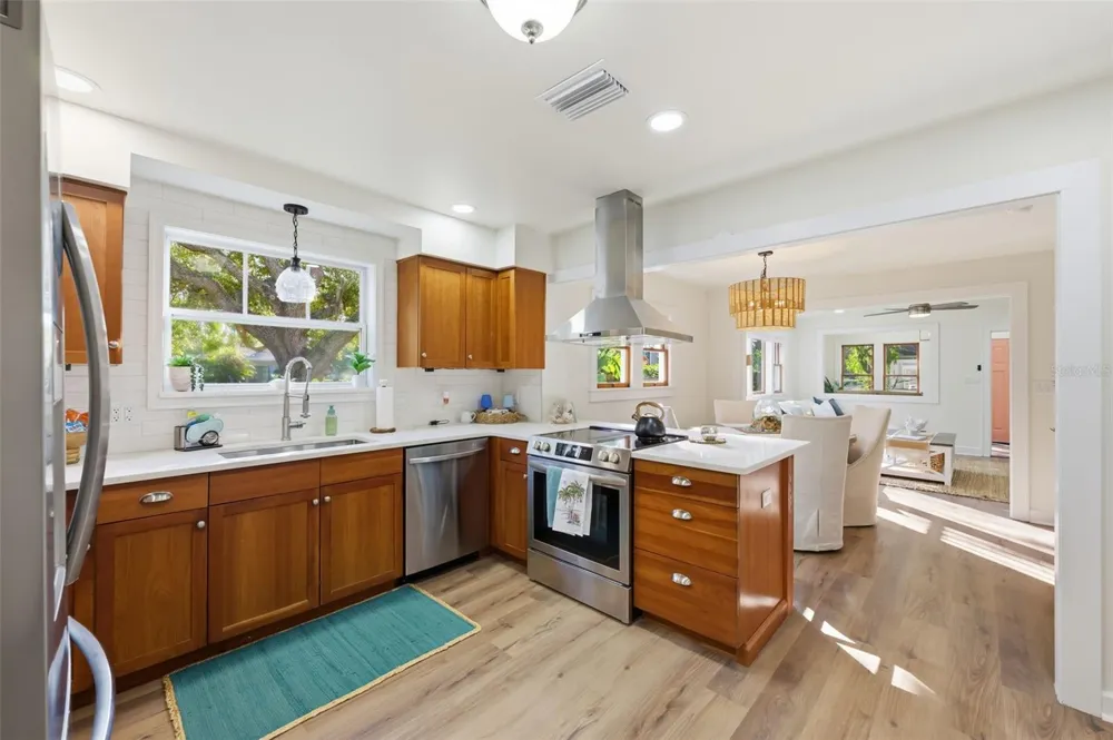 400 4TH AVENUE NW Largo, FL 33770