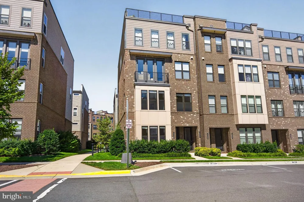 14429 BECKETT GLEN CIRCLE #1001 Chantilly, VA 20151