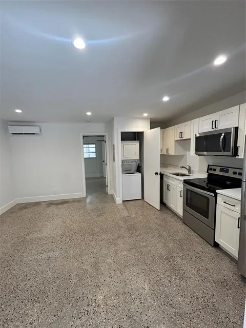 820 VICTORIA PARK ROAD #4