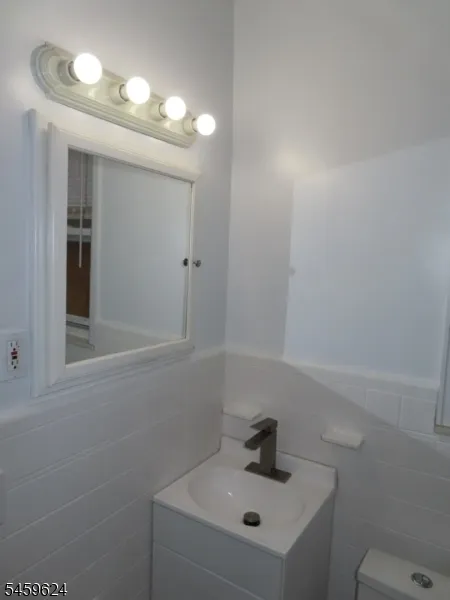 631 2nd Ave Lyndhurst, NJ 07071