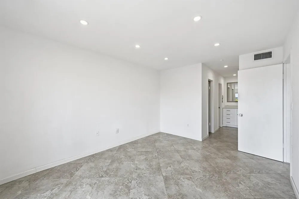 17051 NE 35TH AVENUE #307 North Miami Beach, FL 33160