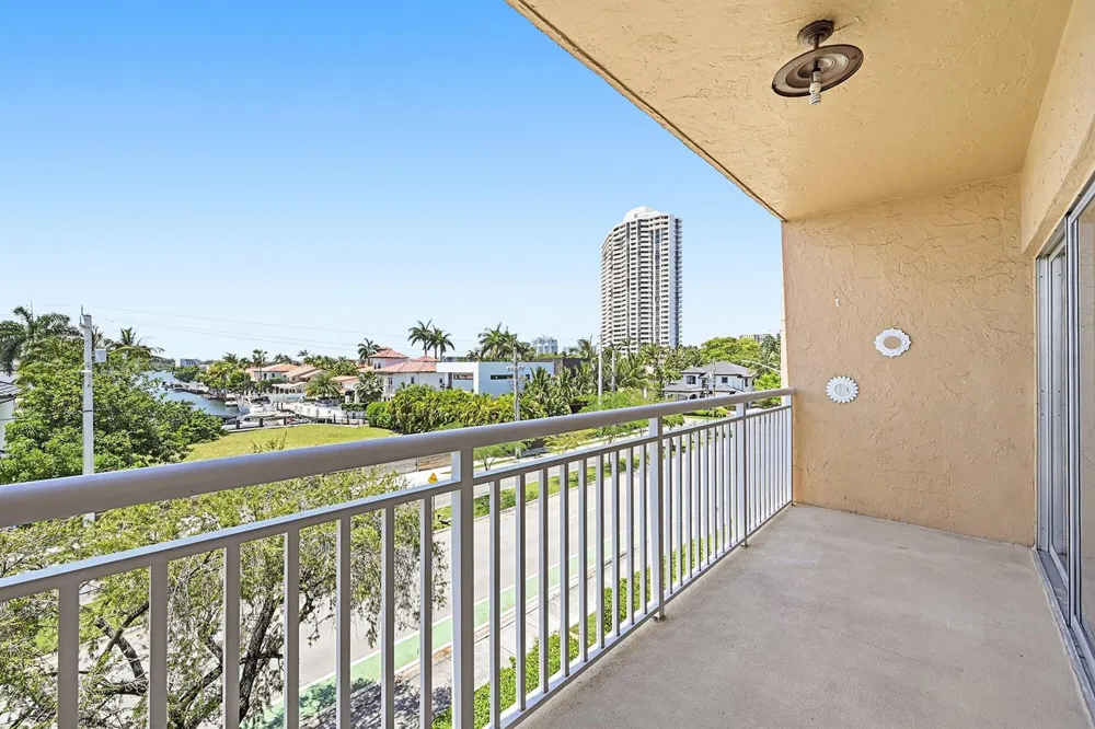17051 NE 35TH AVENUE #307 North Miami Beach, FL 33160