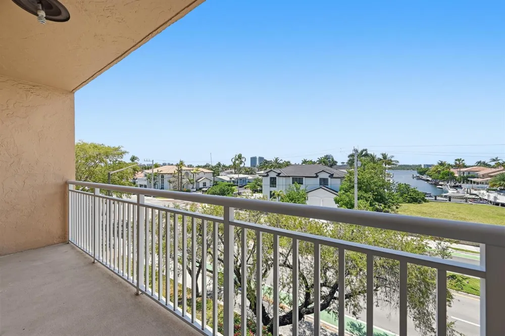 17051 NE 35TH AVENUE #307 North Miami Beach, FL 33160