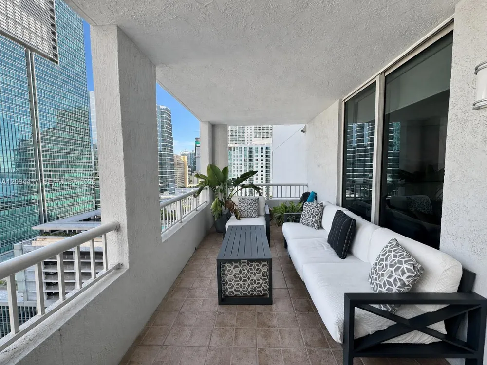 170 SE 14th St #2007 Miami, FL 33131