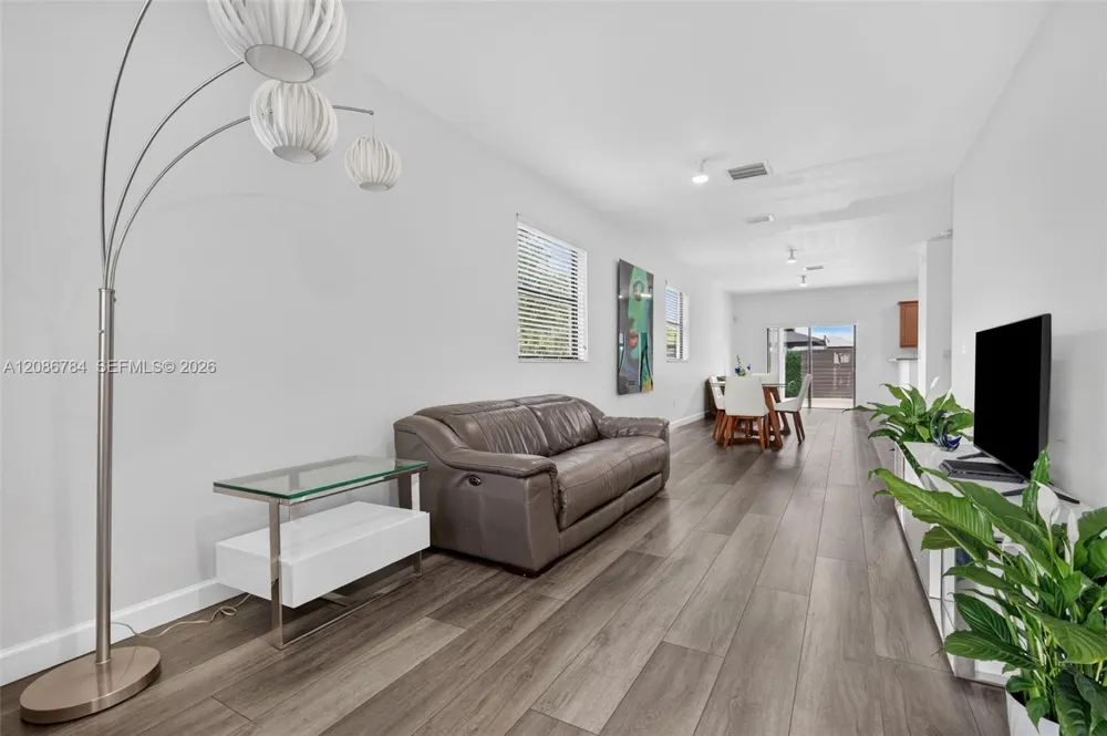 8897 NW 103rd Ave Doral, FL 33178