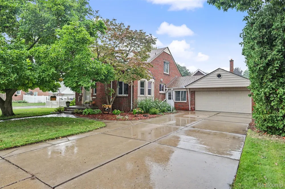 7136 Rosedale Boulevard Allen Park City, MI 48101