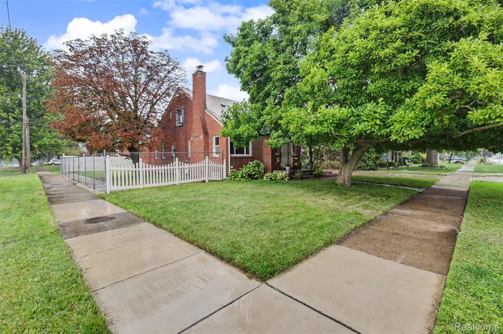 7136 Rosedale Boulevard Allen Park City, MI 48101