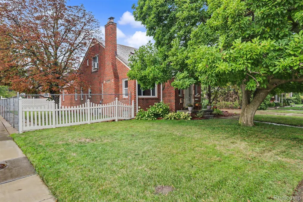 7136 Rosedale Boulevard Allen Park City, MI 48101