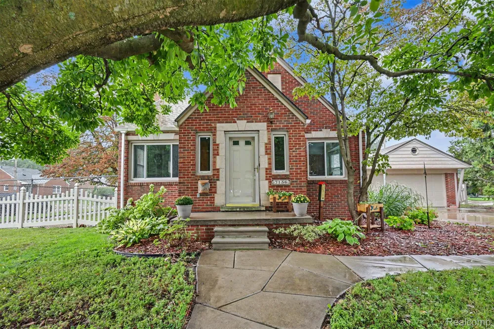 7136 Rosedale Boulevard Allen Park City, MI 48101