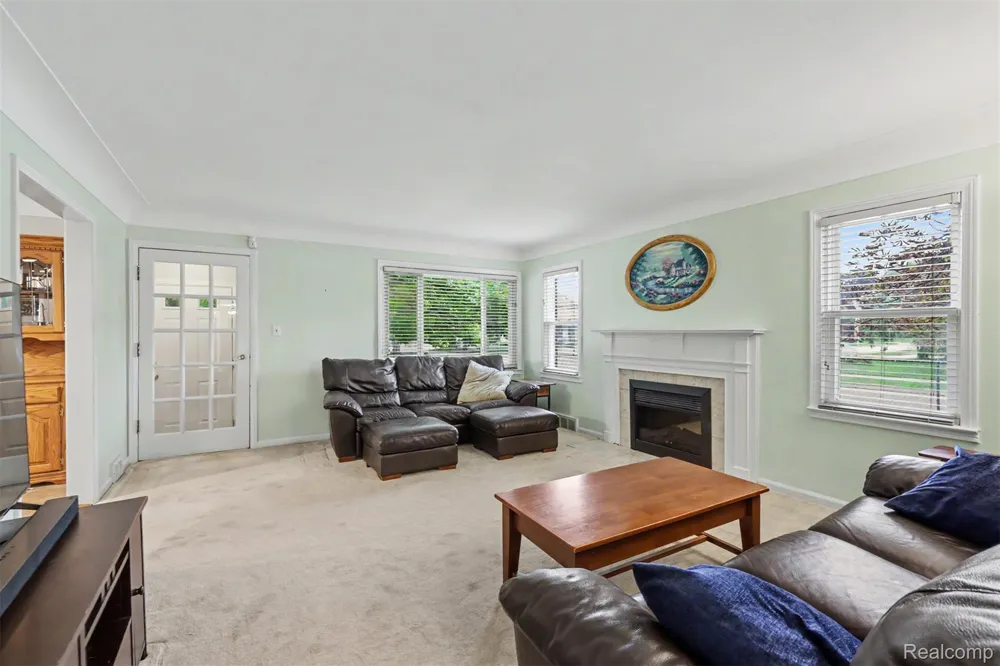 7136 Rosedale Boulevard Allen Park City, MI 48101