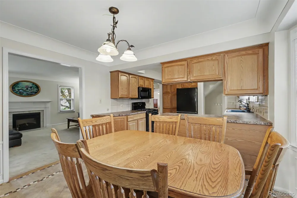 7136 Rosedale Boulevard Allen Park City, MI 48101