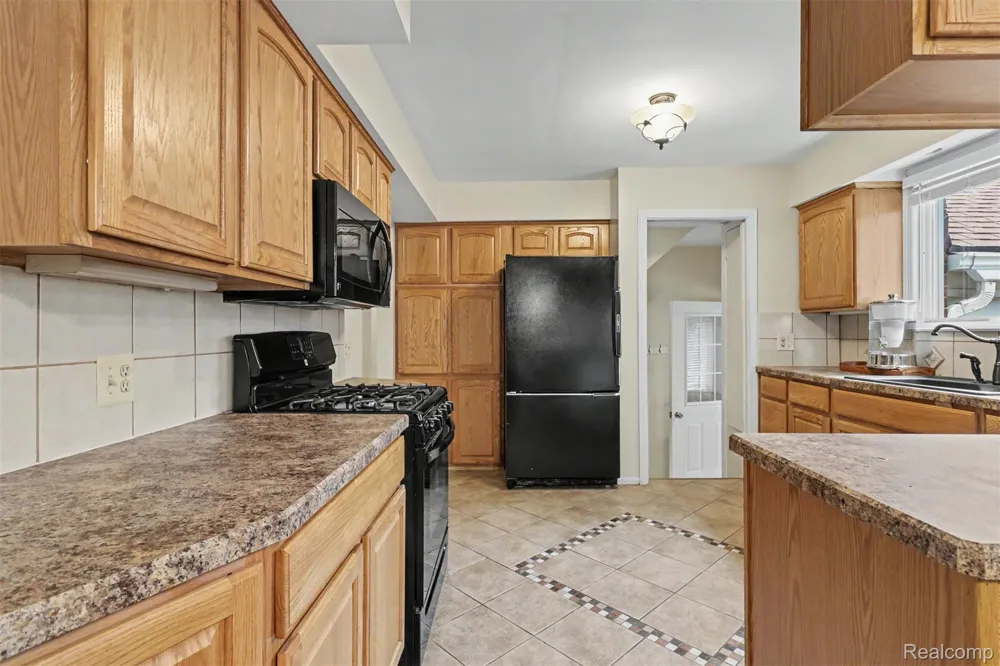7136 Rosedale Boulevard Allen Park City, MI 48101