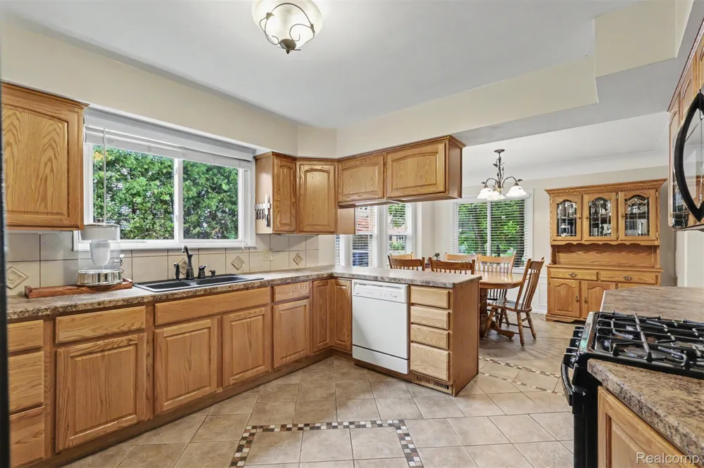 7136 Rosedale Boulevard Allen Park City, MI 48101