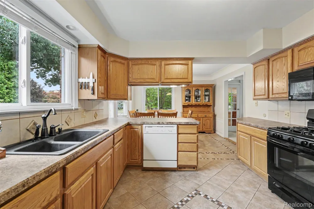 7136 Rosedale Boulevard Allen Park City, MI 48101