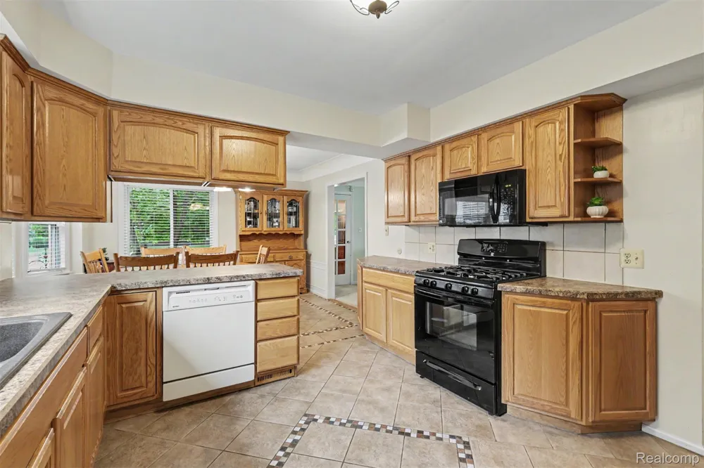 7136 Rosedale Boulevard Allen Park City, MI 48101