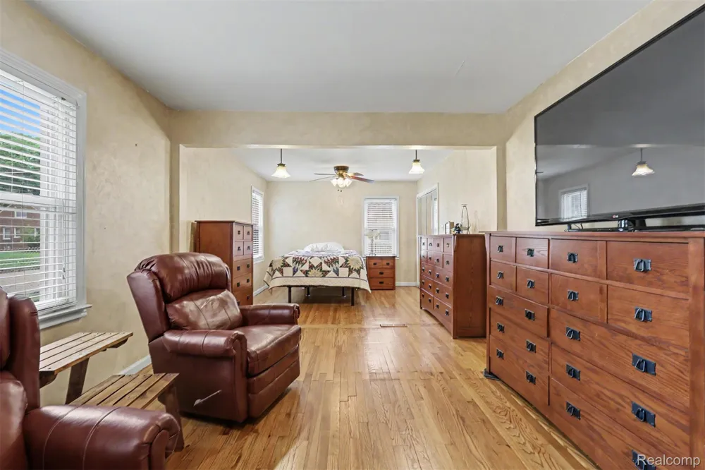 7136 Rosedale Boulevard Allen Park City, MI 48101