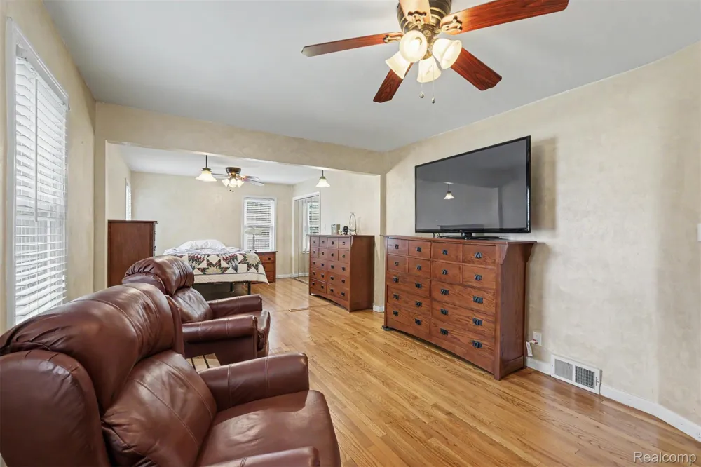 7136 Rosedale Boulevard Allen Park City, MI 48101