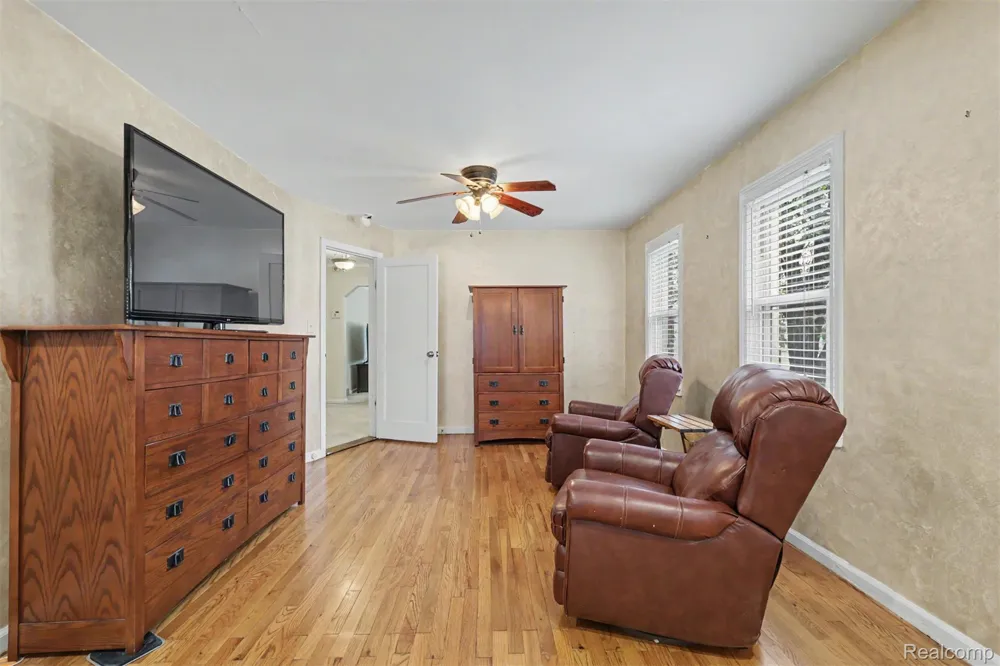 7136 Rosedale Boulevard Allen Park City, MI 48101